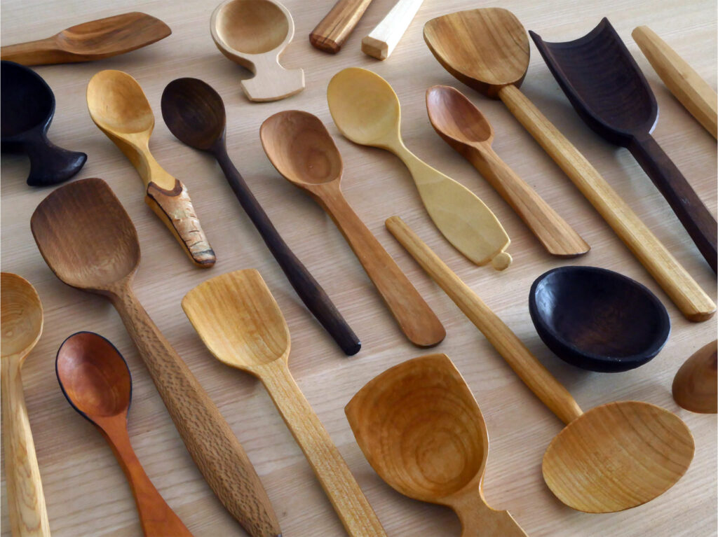 Una variedad de cucharas de madera