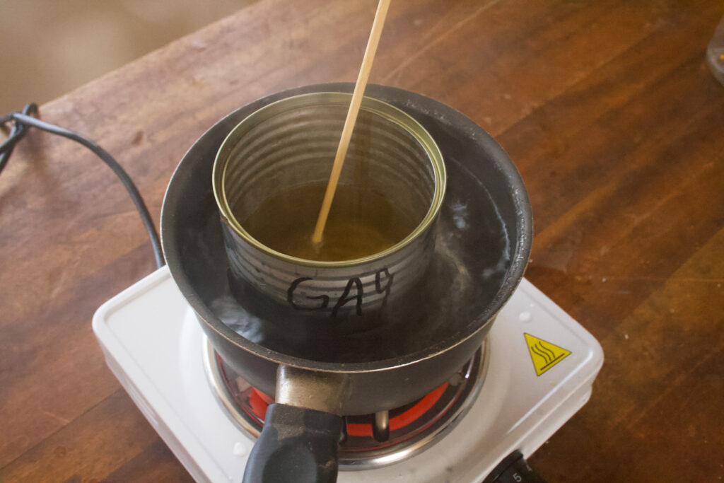 mezcla de cera de abejas para madera cocinando en un baño maría