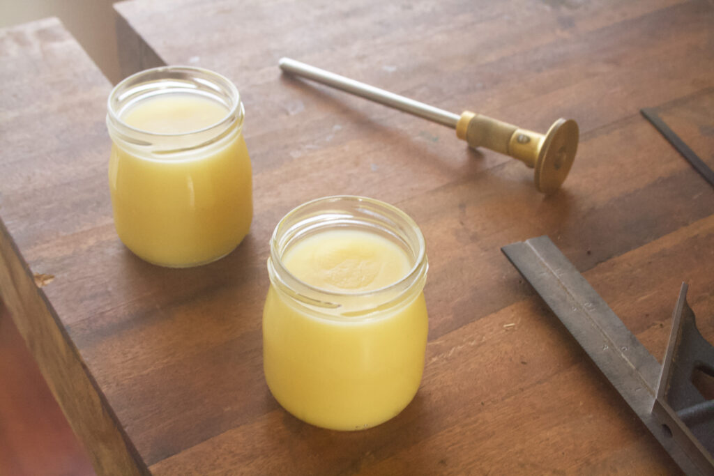 cera de abejas en un frasco para usar en proyectos de madera