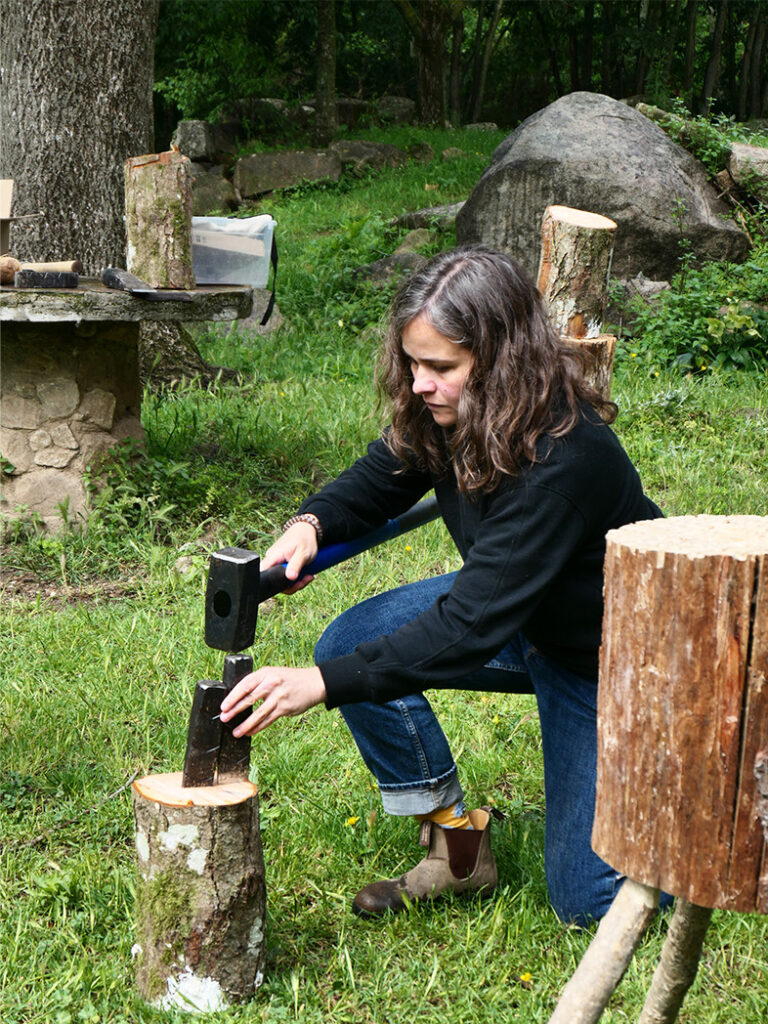Rajar troncos de madera con cuñas para tallar cucharas