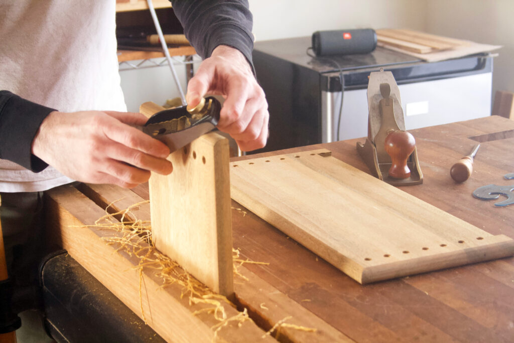 Perfil del borde de una tabla con herramientas manuales