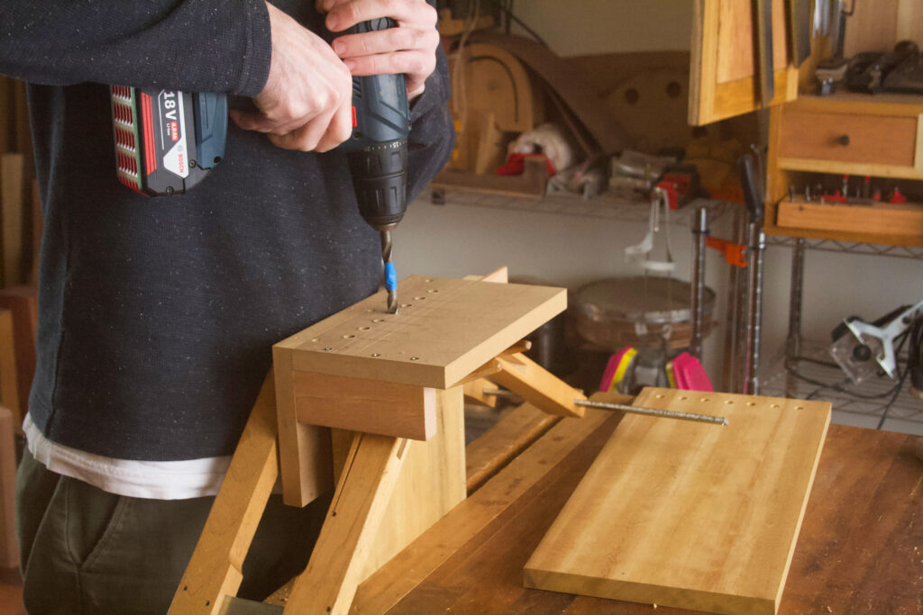 plantilla para taladrar agujeros en una tabla de madera para unir con tarugos