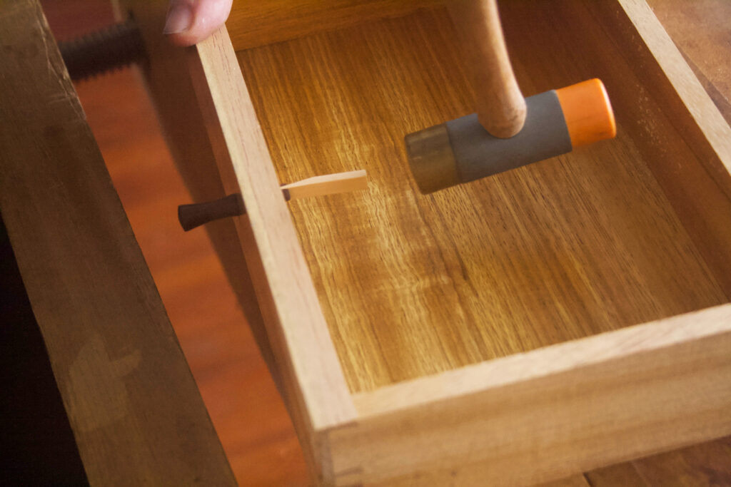 instalar la cuña en el tirador del cajón