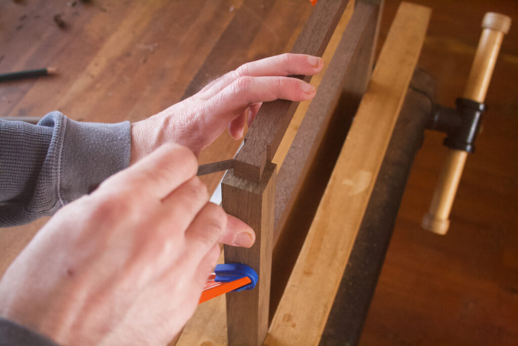 Cola de milano para unir la estructura de la mesa de noche