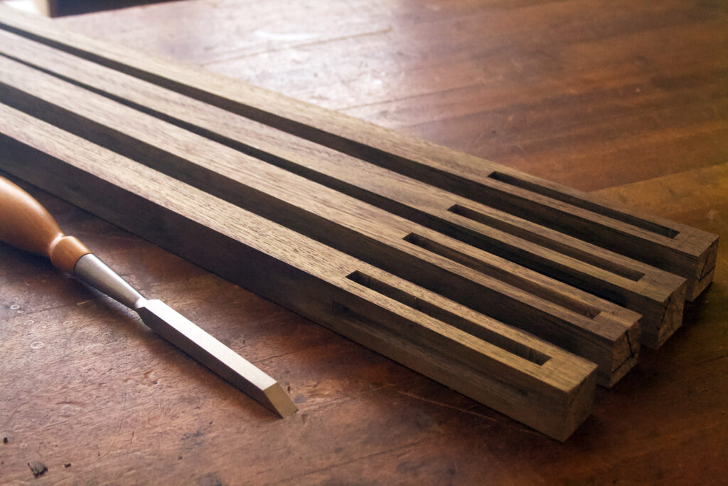 Las cajas de las patas de una mesa de noche, mostradas con un formón